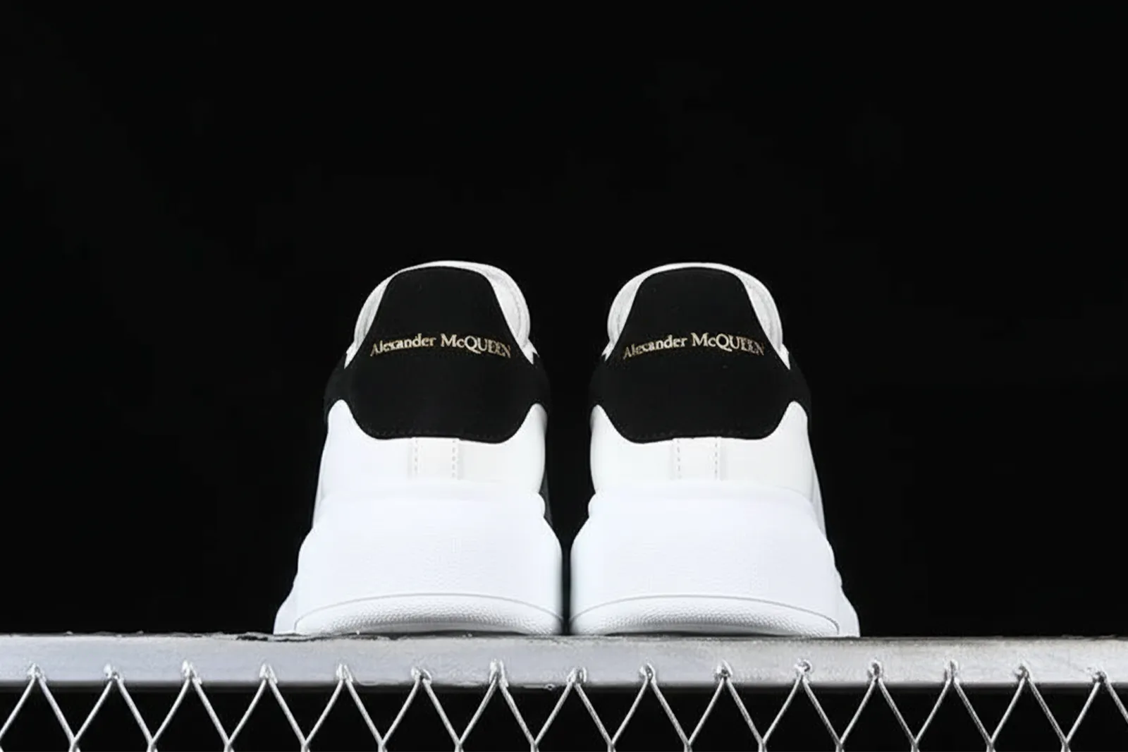 Alexander McQueen - Men's Oversized Sneaker en White/Black