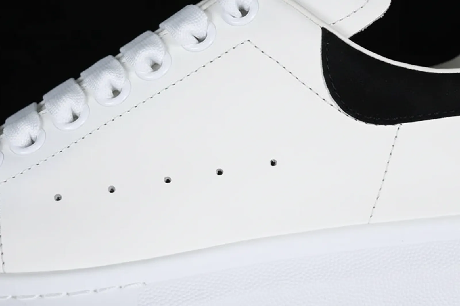 Alexander McQueen - Men's Oversized Sneaker en White/Black