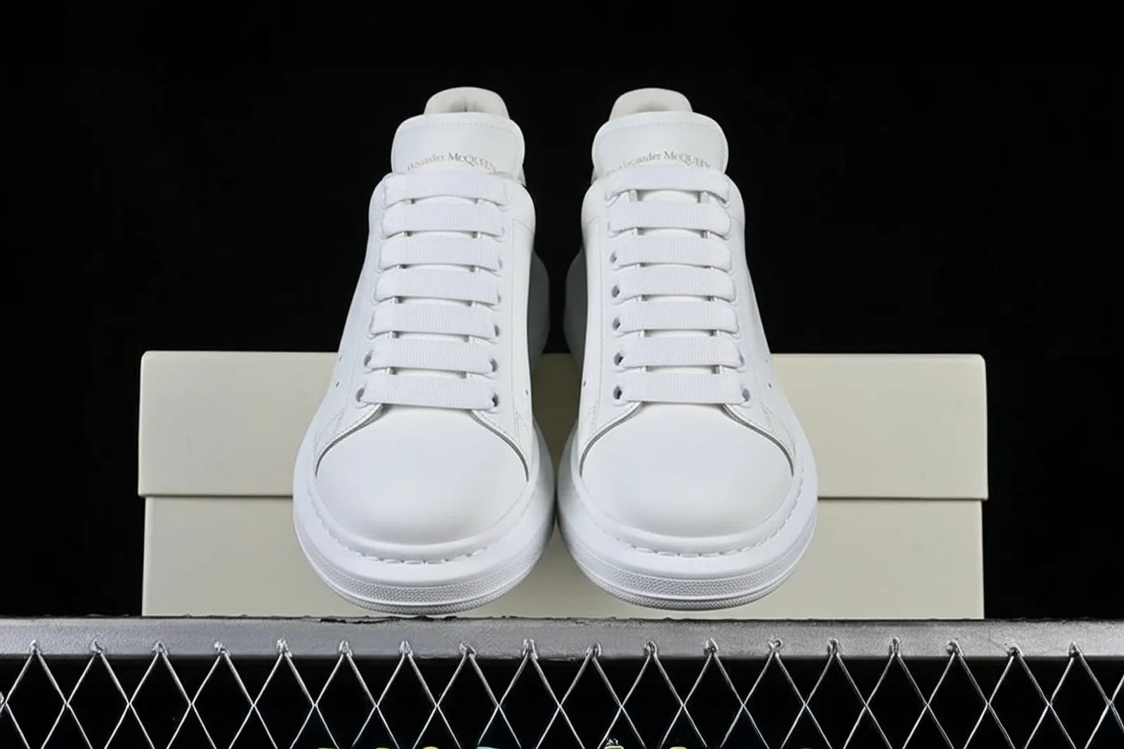 Alexander McQueen - Men's Oversized Sneaker en White/Black