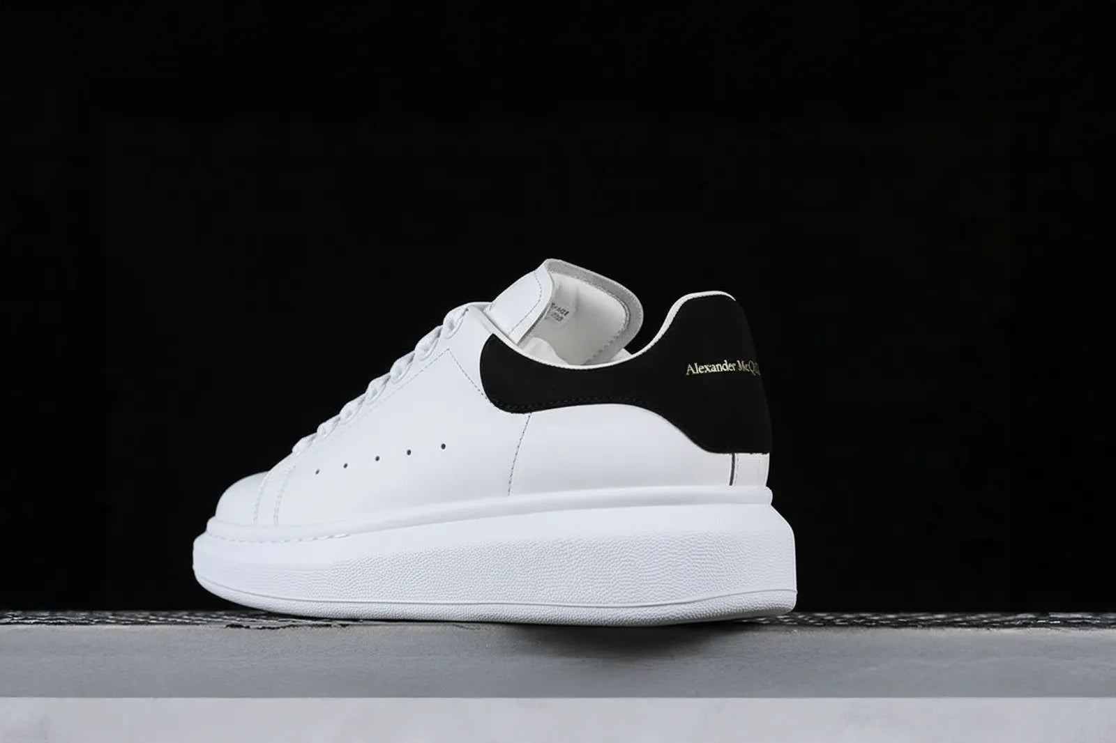Alexander McQueen - Men's Oversized Sneaker en White/Black