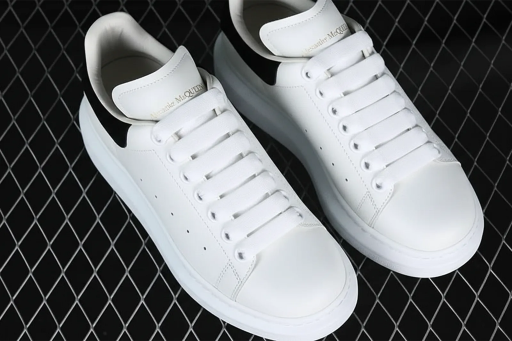 Alexander McQueen - Men's Oversized Sneaker en White/Black