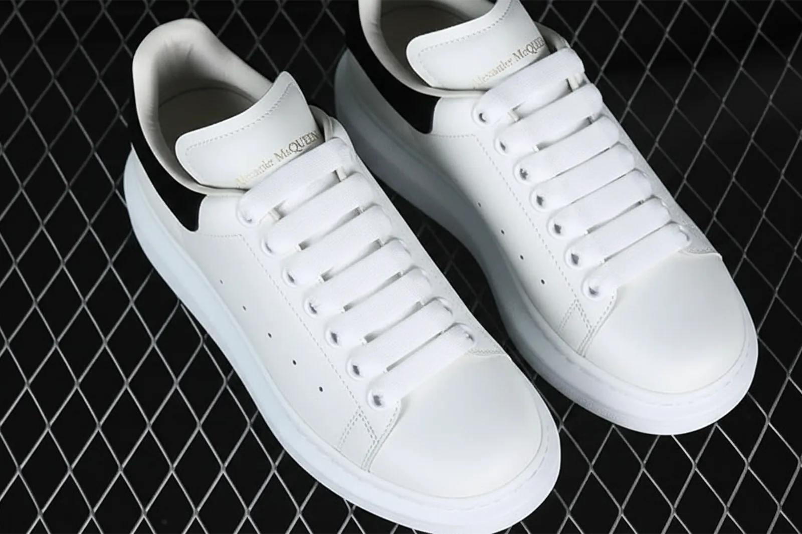 Alexander McQueen - Men's Oversized Sneaker en White/Black