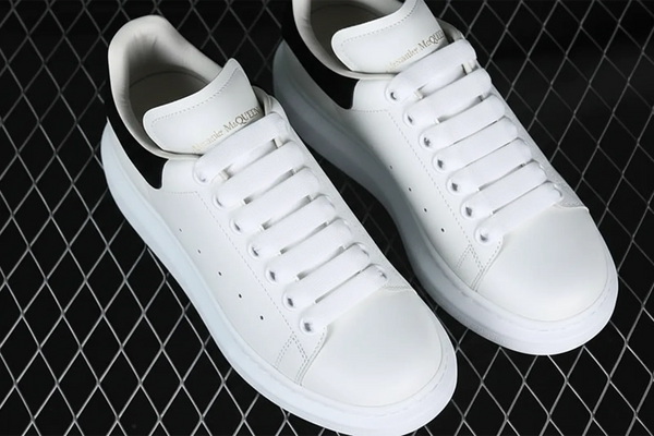 Alexander McQueen - Men's Oversized Sneaker en White/Black
