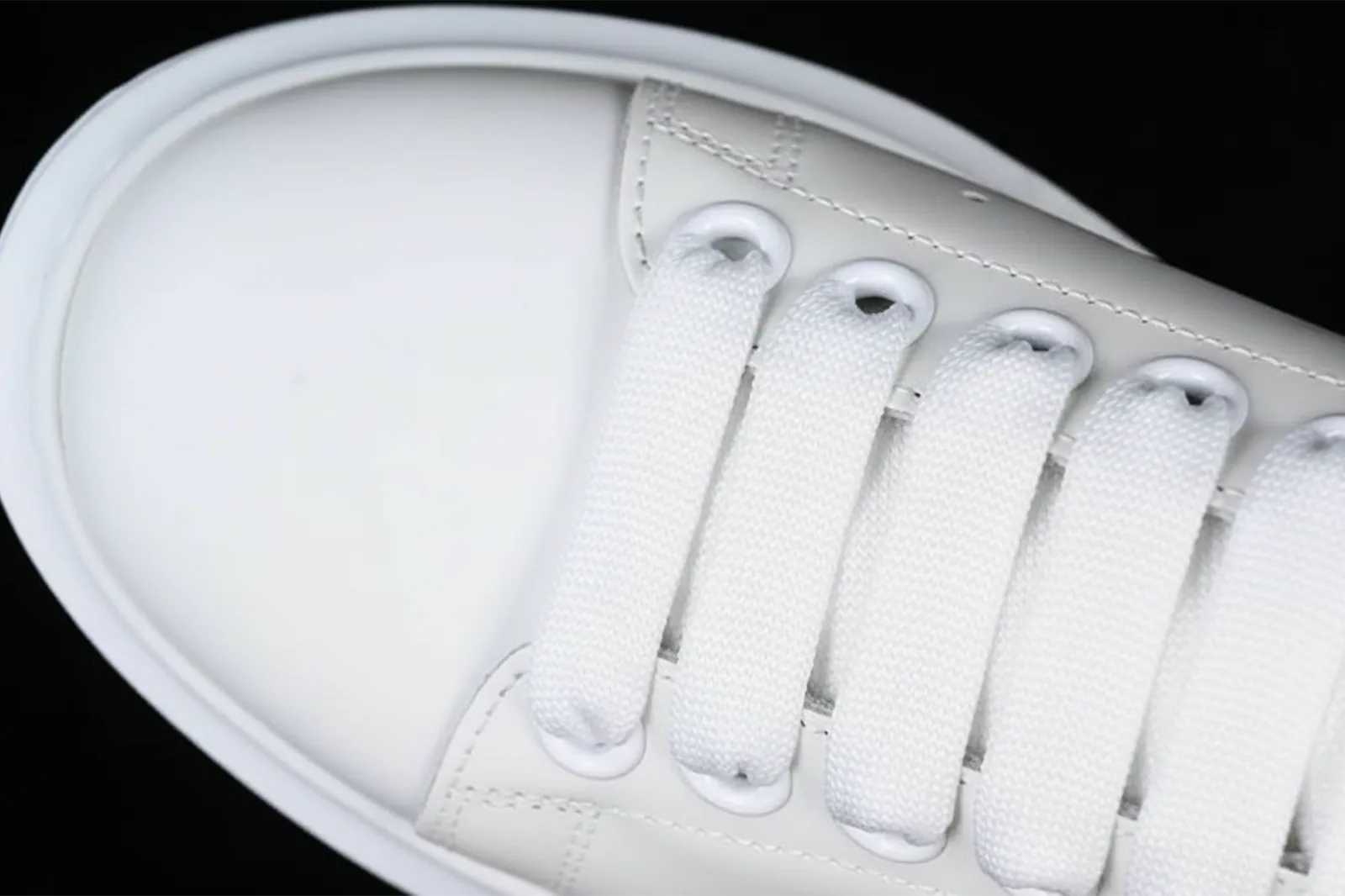 Alexander McQueen - Men's Oversized Sneaker en White/Black