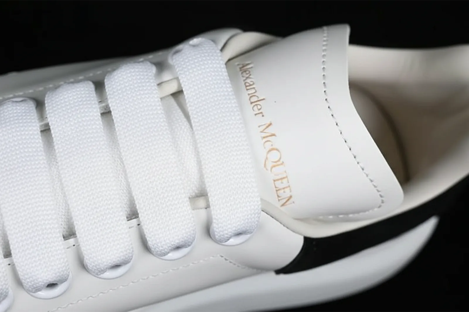 Alexander McQueen - Men's Oversized Sneaker en White/Black